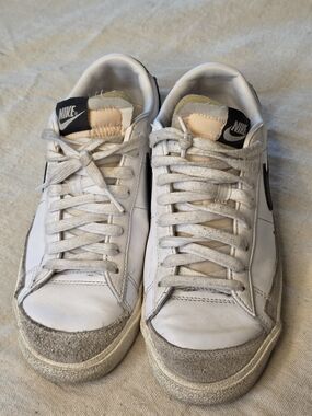 Nike White & Gray Low-Top Sneakers Sz 8.5